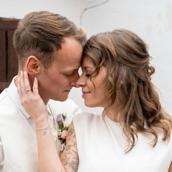 Inniger Moment eines Brautpaares, das sich liebevoll an die Stirn lehnt – Hochzeitsfotograf Graz und Steiermark.
